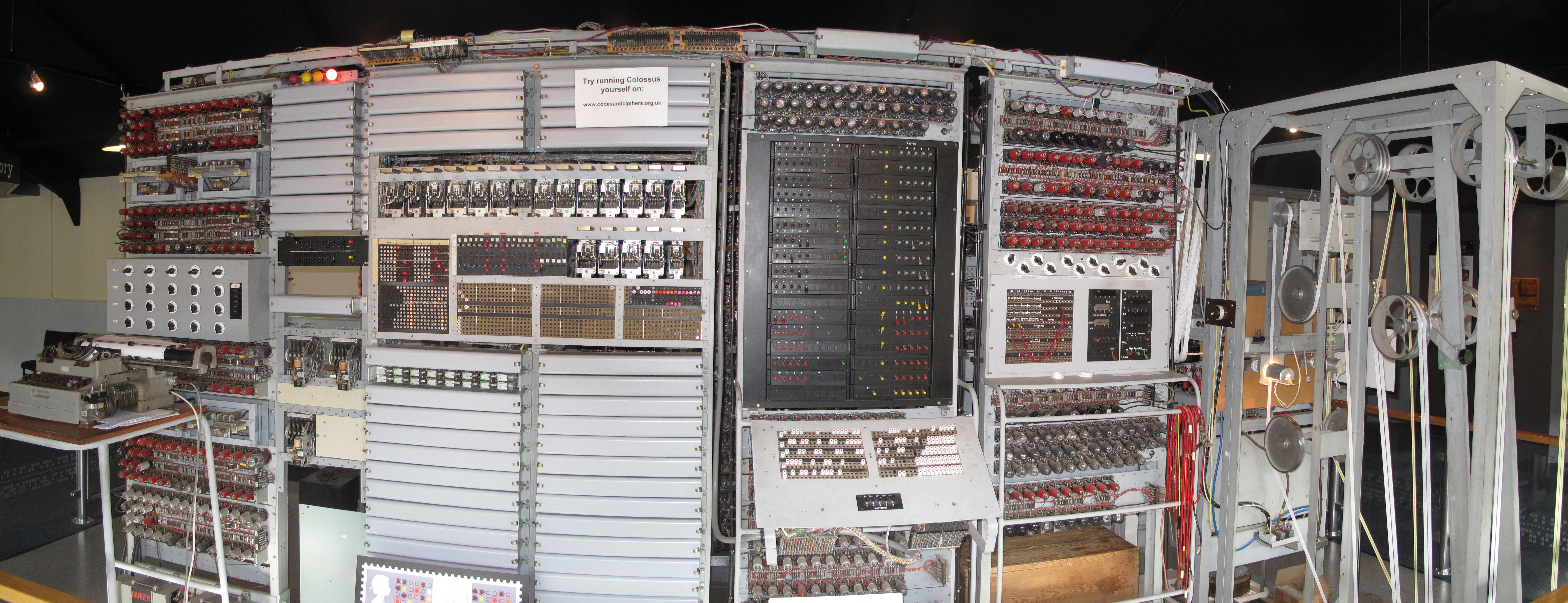 Frontal_view_of_the_reconstructed_Colossus_at_The_National_Museum_of_Computing%2C_Bletchley_Park.jpg